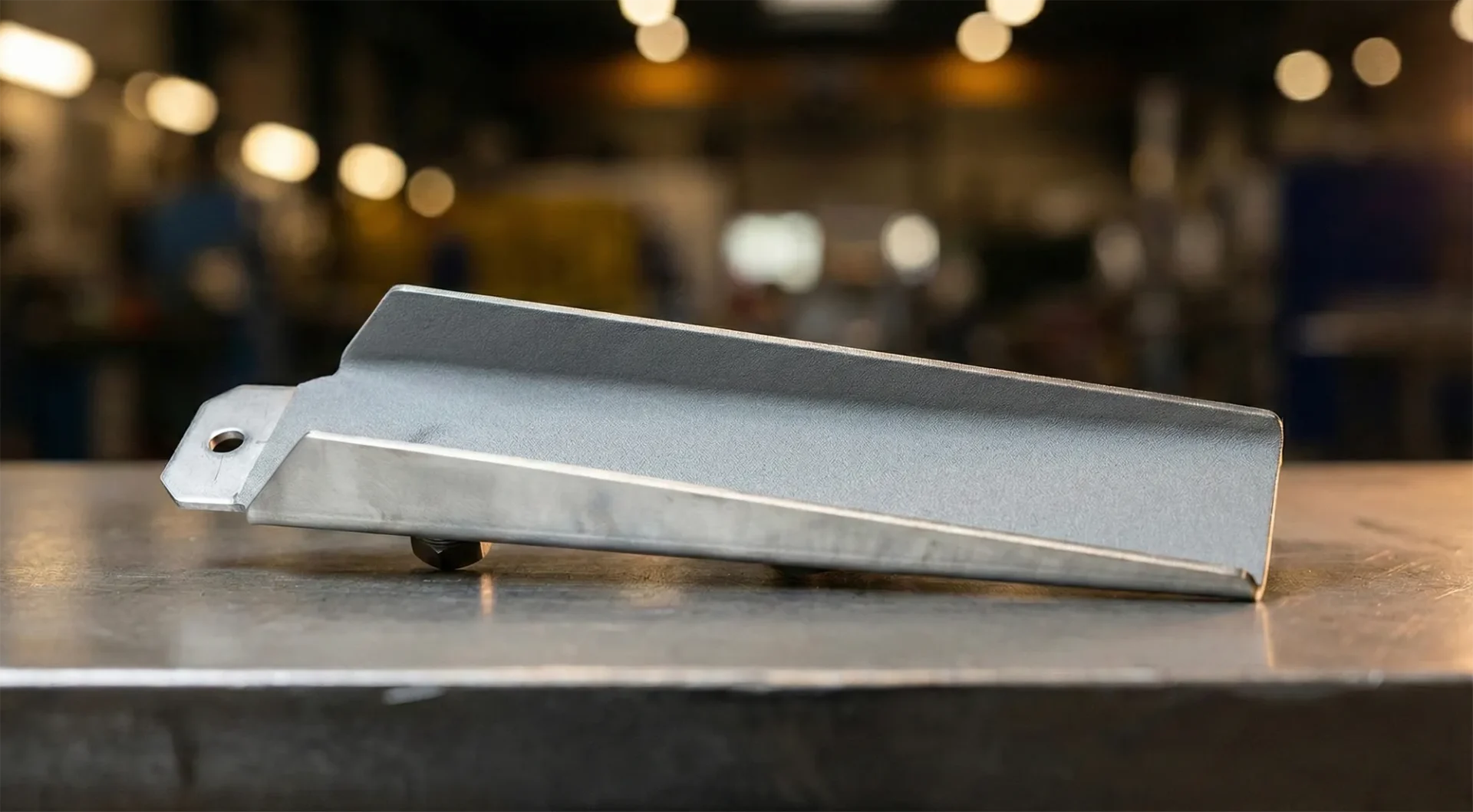 Eine beschichte Streuschaufel auf einem Arbeitstisch (Mit Hilfe von KI generiert)